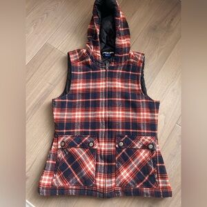 KAVU Women's Campout Vest in a navy blue and red plaid pattern Size Large